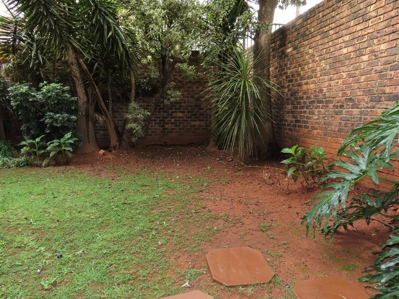 Perfect Lock-Up-and-Go 1 Bedroom with Private Garden - Photo 8