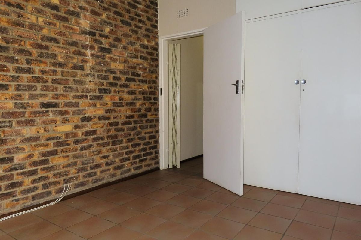 Perfect Lock-Up-and-Go 1 Bedroom with Private Garden - Photo 5