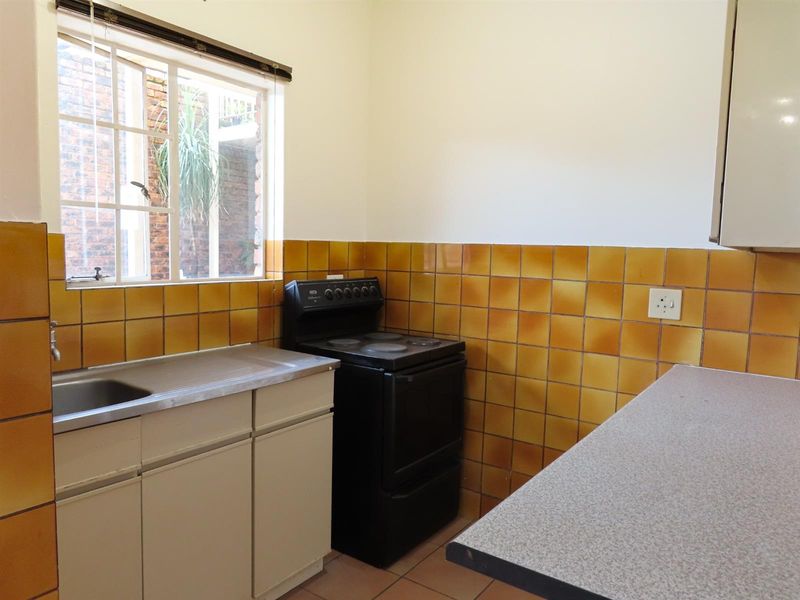 Perfect Lock-Up-and-Go 1 Bedroom with Private Garden - Photo 2