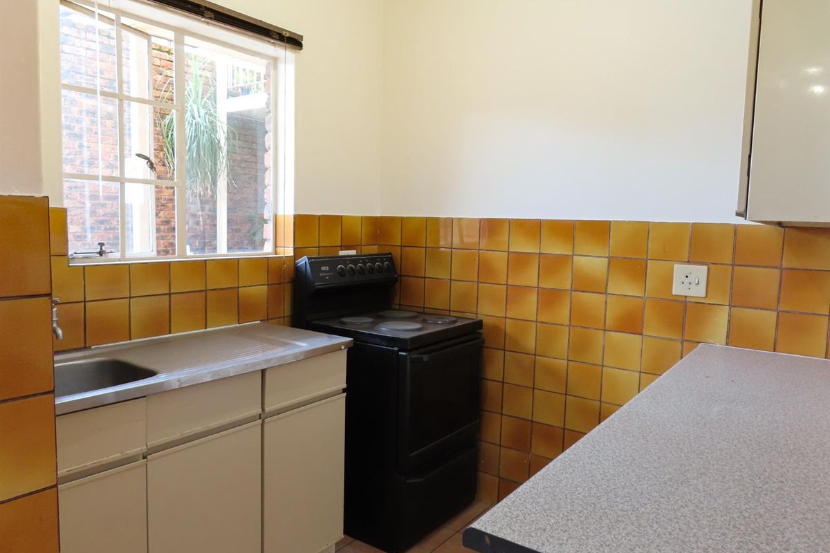 Perfect Lock-Up-and-Go 1 Bedroom with Private Garden - Photo 2