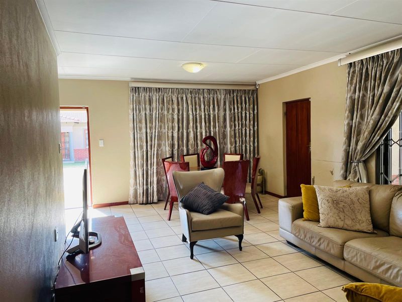 House To Rent in Noordwyk, Midrand - Photo 2