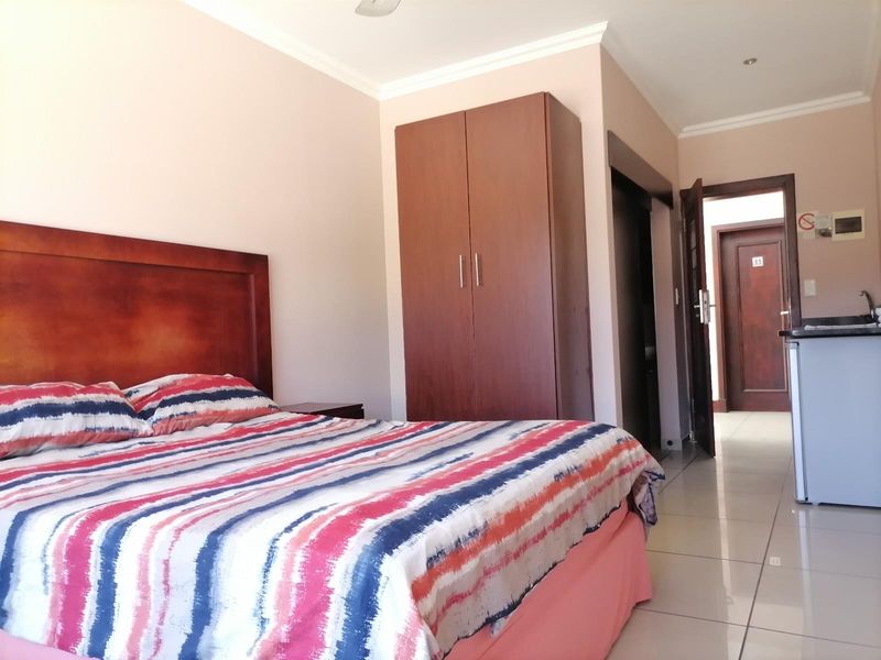 Bachelor apartment  To Rent in Ramsgate, Margate, KwaZulu Natal - Photo 2