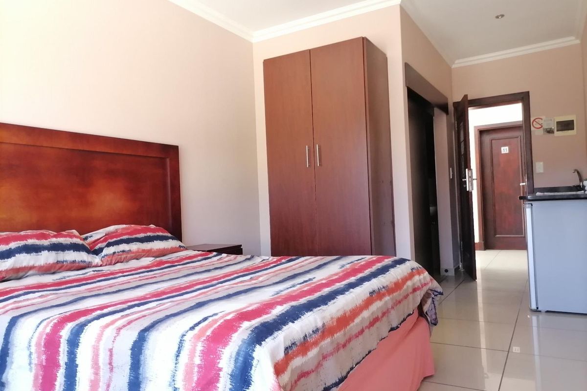 Bachelor apartment  To Rent in Ramsgate, Margate, KwaZulu Natal - Photo 2