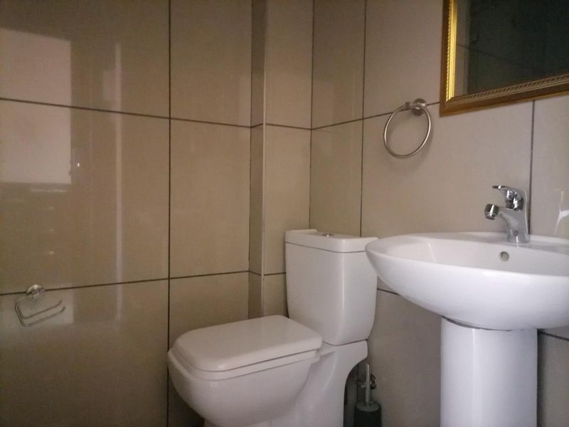 Bachelor apartment  To Rent in Ramsgate, Margate, KwaZulu Natal - Photo 3