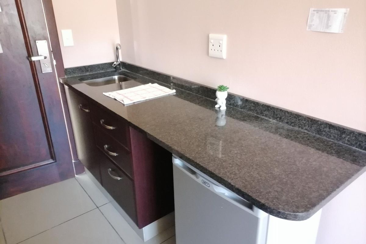 Bachelor apartment  To Rent in Ramsgate, Margate, KwaZulu Natal - Photo 5