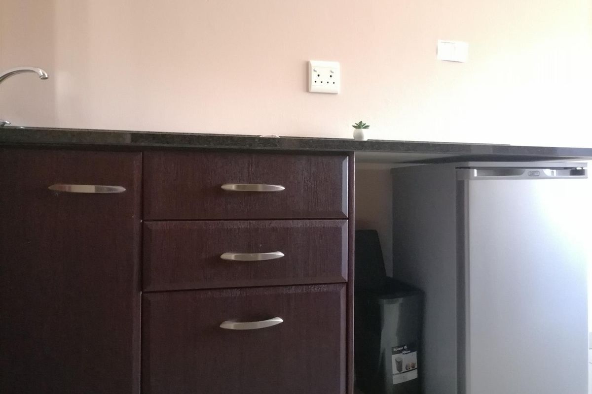 Bachelor apartment  To Rent in Ramsgate, Margate, KwaZulu Natal - Photo 4