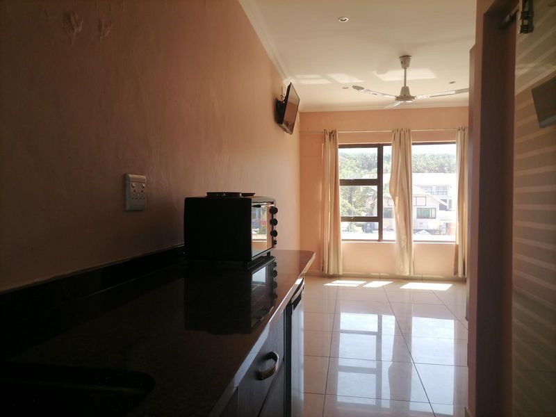 Bachelor Apartment To Rent in Ramsgate, Margate, KwaZulu Natal - Photo 3