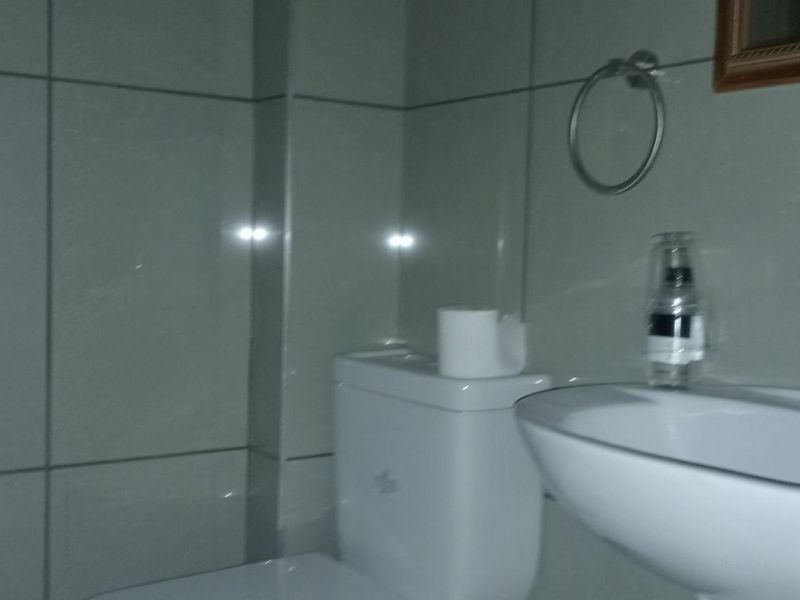 Bachelor Apartment To Rent in Ramsgate, Margate, KwaZulu Natal - Photo 4