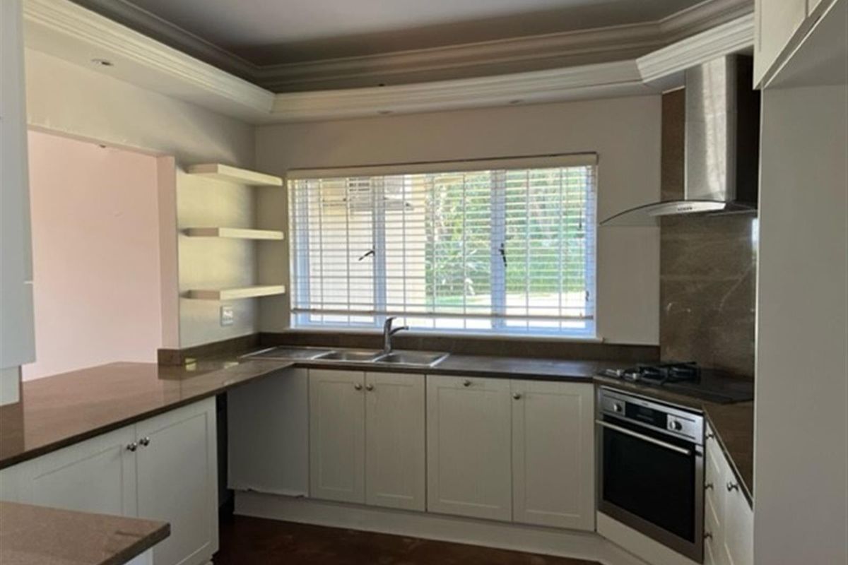 Ground Floor Townhouse To Let in a Secure Complex - Photo 2