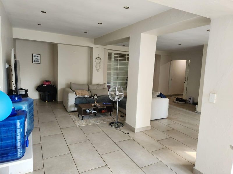 Cottage To Rent in Houghton Estate, Johannesburg - Photo 2