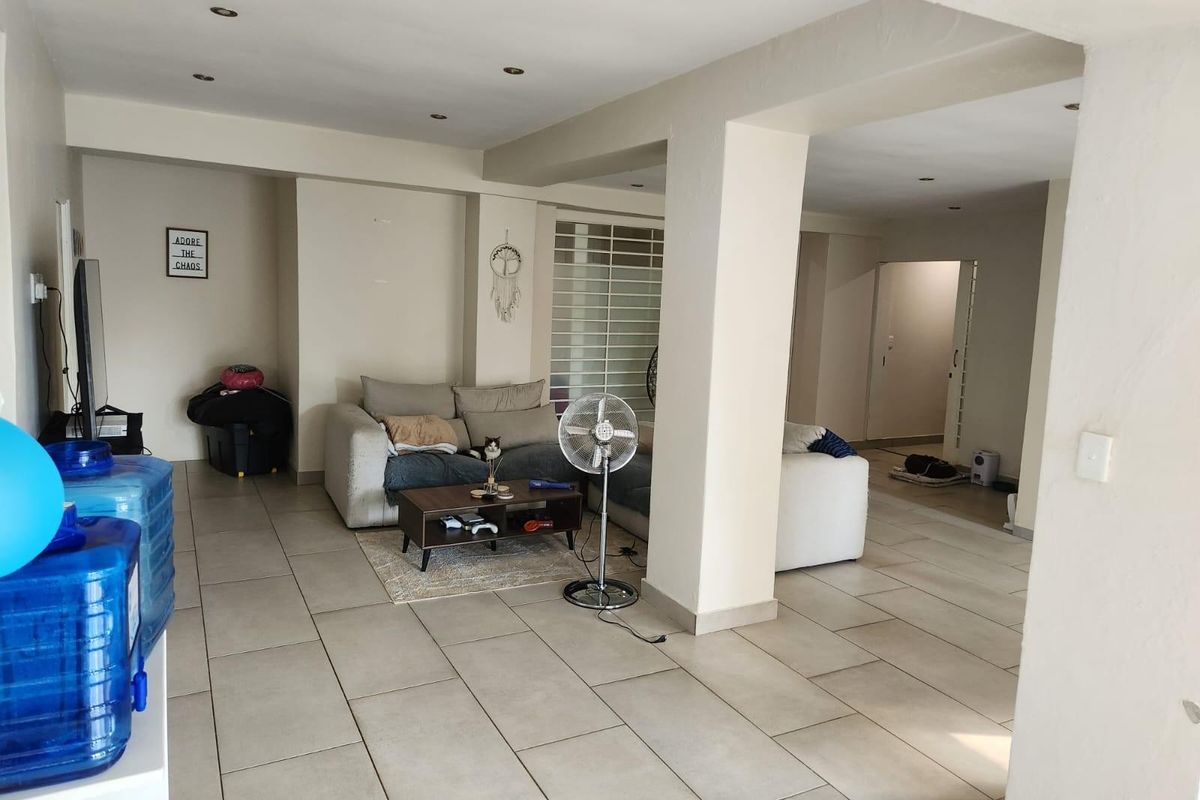 Cottage To Rent in Houghton Estate, Johannesburg - Photo 2