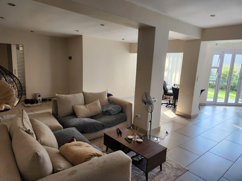 Cottage To Rent in Houghton Estate, Johannesburg - Photo 4