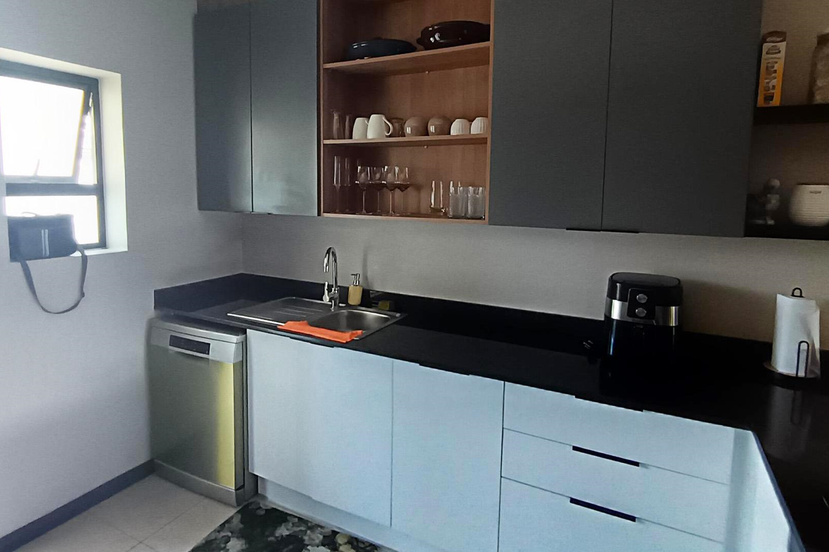 Apartment For Sale in Overbaakens Port Elizabeth - Photo 2