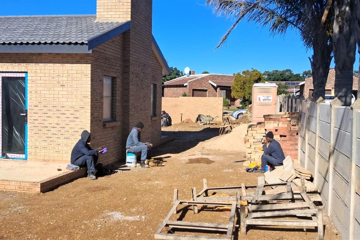 Modern 4 Bedroom, 3 Bathroom Home for Sale in Noorsekloof - Stylish New Build with Premium Finishes - Photo 3