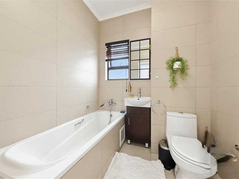 Stylish Fully Furnished Loft Apartment in Prestigious Dainfern - Photo 7