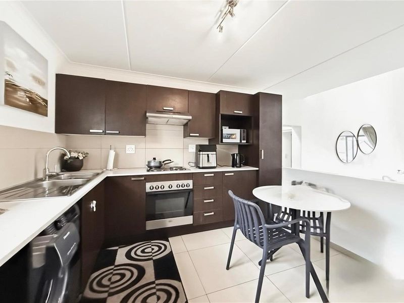 Stylish Fully Furnished Loft Apartment in Prestigious Dainfern - Photo 8