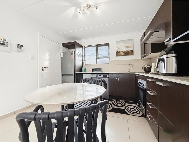 Stylish Fully Furnished Loft Apartment in Prestigious Dainfern - Photo 9