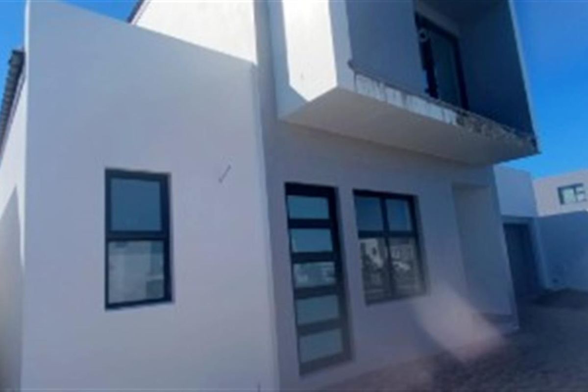 6 BEDROOM 6 BATHROOM MODERN HOUSE IN SANDOWN - Photo 3