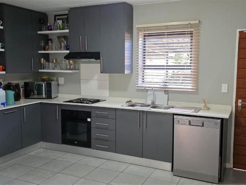 Beautiful Finished Simplex in Terenure, Kempton Park!!!! - Photo 3