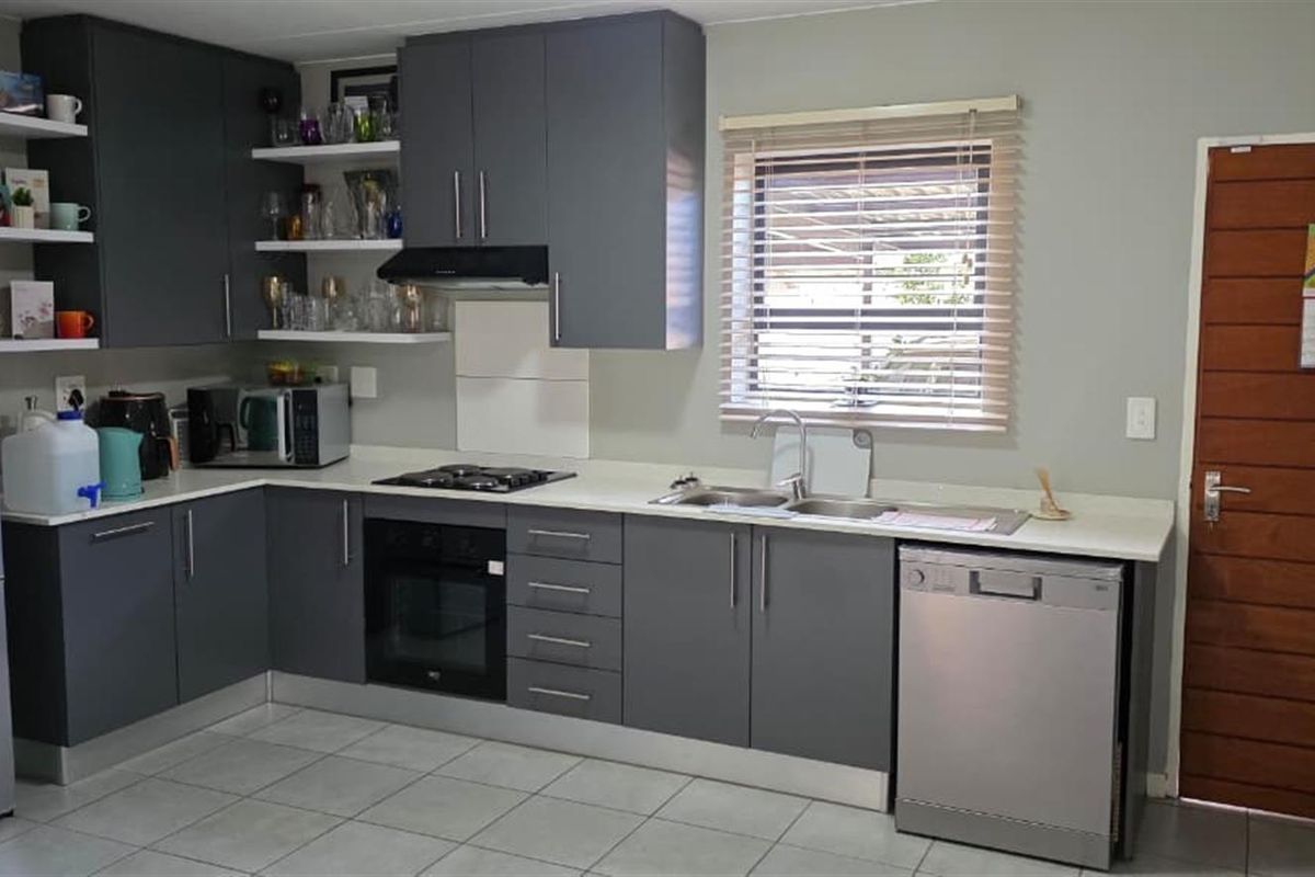 Beautiful Finished Simplex in Terenure, Kempton Park!!!! - Photo 3