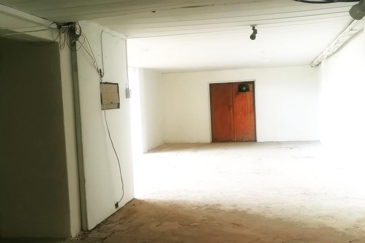 A prime rental premises available to rent.  Immediately available in a prime location. - Photo 5