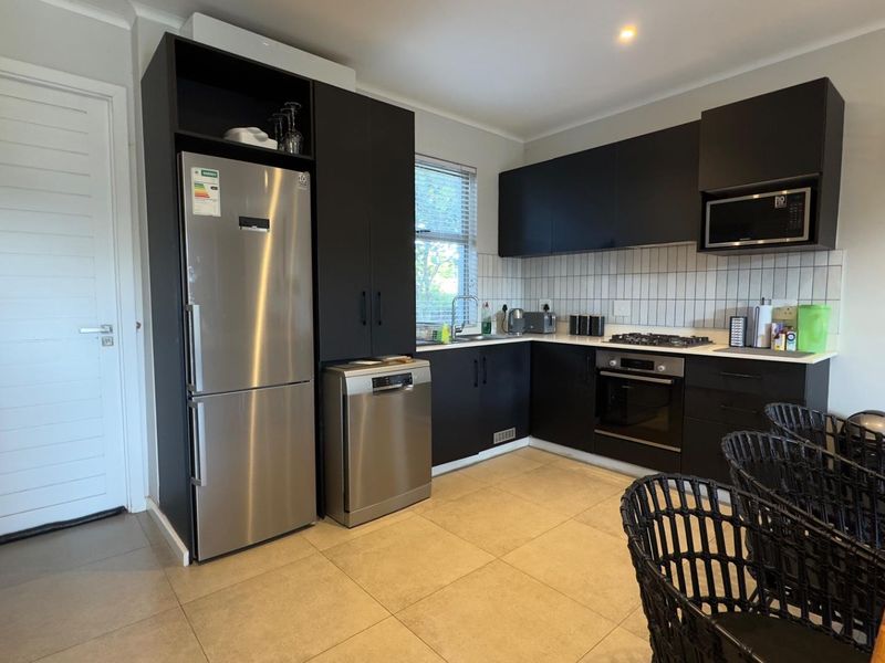 Elegant Design Meets Everyday Convenience - Photo 6