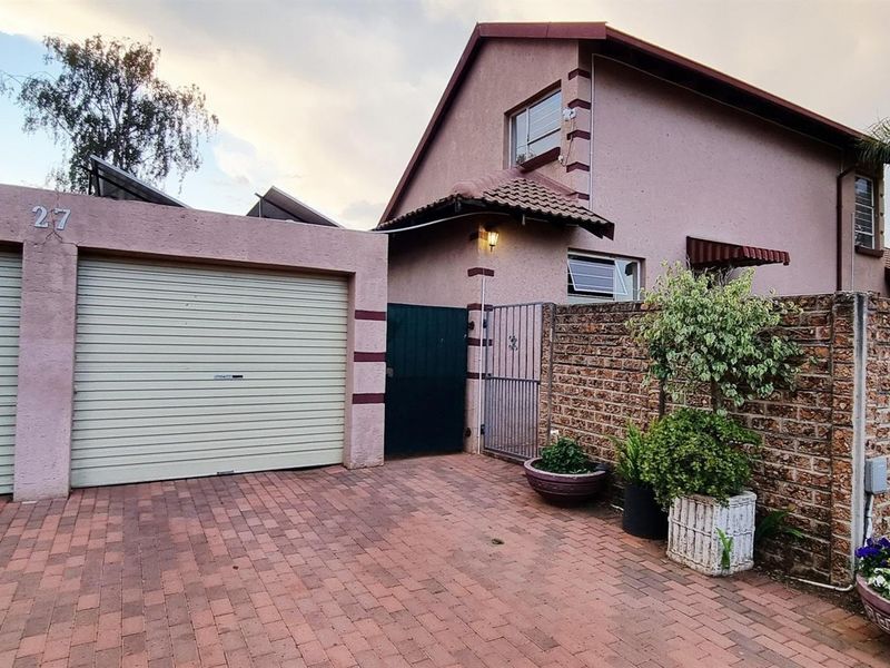 4 Bedroom Cluster in a secure estate in Glen Marias - Photo 2