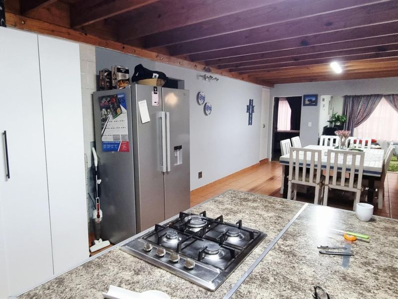 4 Bedroom Cluster in a secure estate in Glen Marias - Photo 8