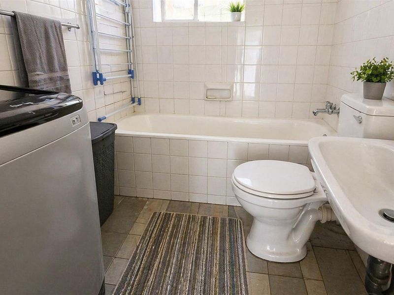 DELIGHTFUL APARTMENT - 1 -2BEDS. - Photo 9