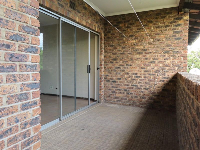 Lock-Up-and-Go 2 Bedroom Apartment with Balcony - Photo 8