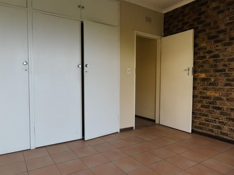 Lock-Up-and-Go 2 Bedroom Apartment with Balcony - Photo 6