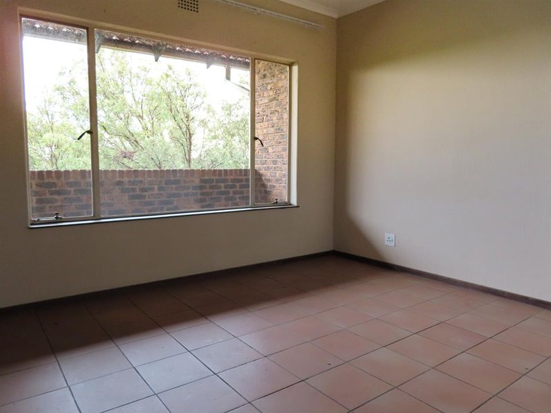 Lock-Up-and-Go 2 Bedroom Apartment with Balcony - Photo 5