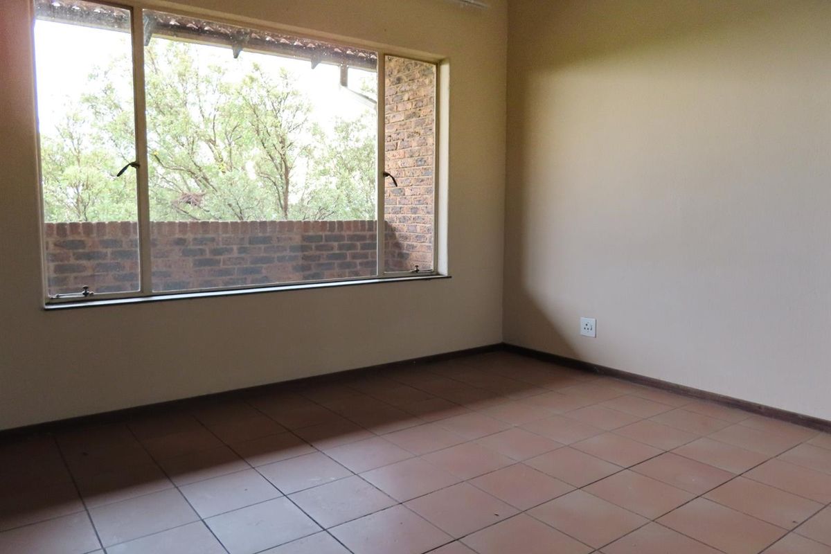 Lock-Up-and-Go 2 Bedroom Apartment with Balcony - Photo 5