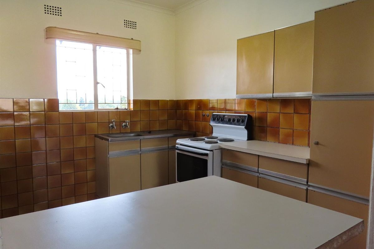 Lock-Up-and-Go 2 Bedroom Apartment with Balcony - Photo 2