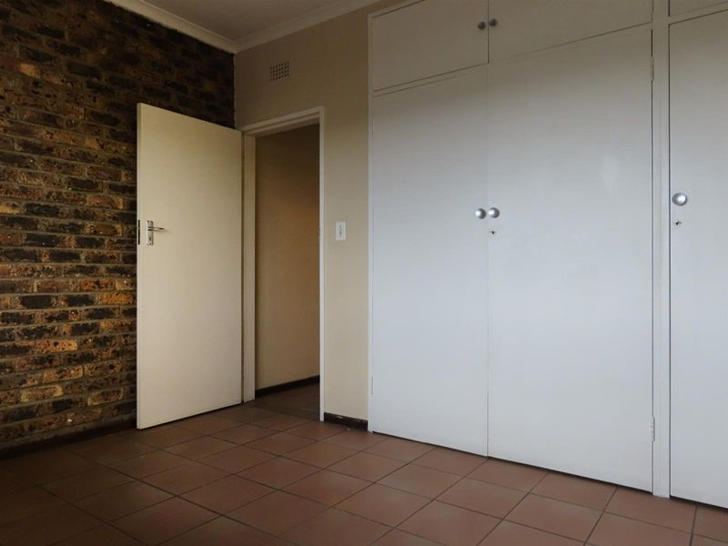 Lock-Up-and-Go 2 Bedroom Apartment with Balcony - Photo 4