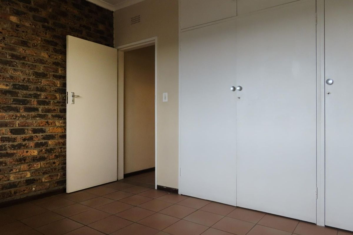 Lock-Up-and-Go 2 Bedroom Apartment with Balcony - Photo 4
