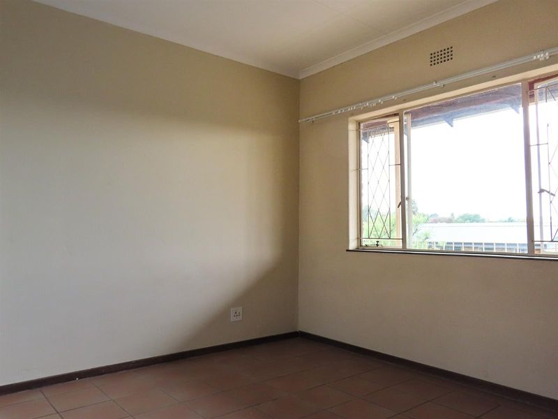 Lock-Up-and-Go 2 Bedroom Apartment with Balcony - Photo 3