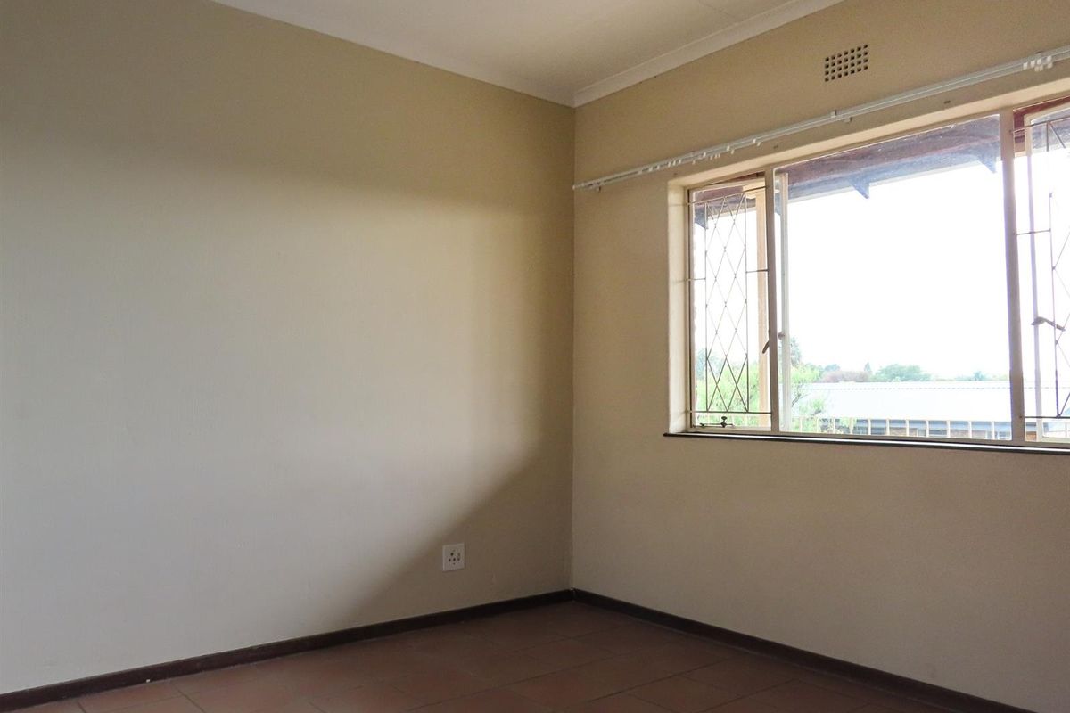 Lock-Up-and-Go 2 Bedroom Apartment with Balcony - Photo 3