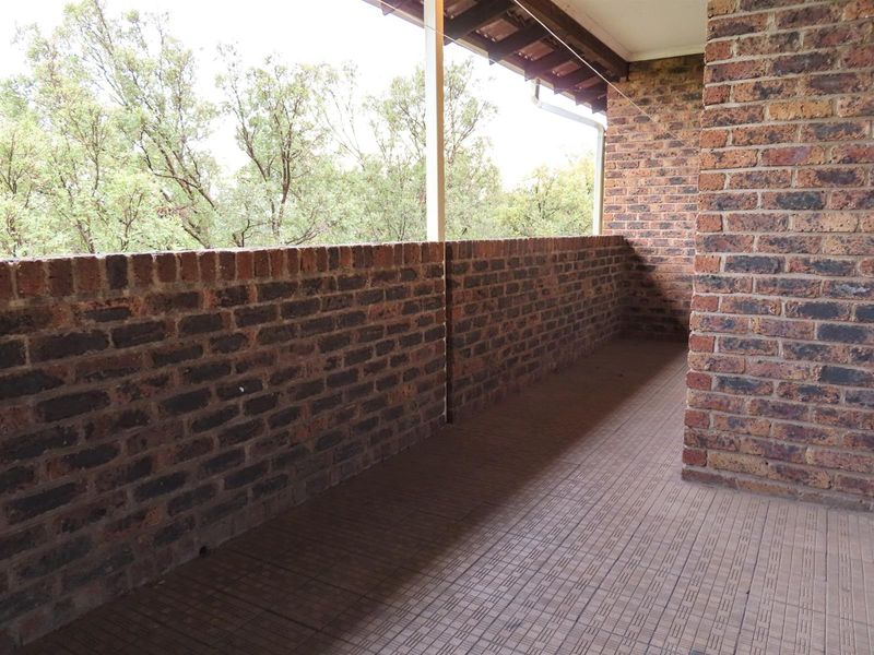 Lock-Up-and-Go 2 Bedroom Apartment with Balcony - Photo 7