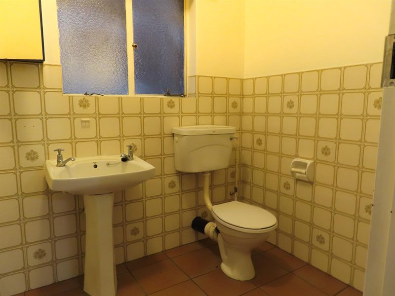 Lock-Up-and-Go 2 Bedroom Apartment with Balcony - Photo 10