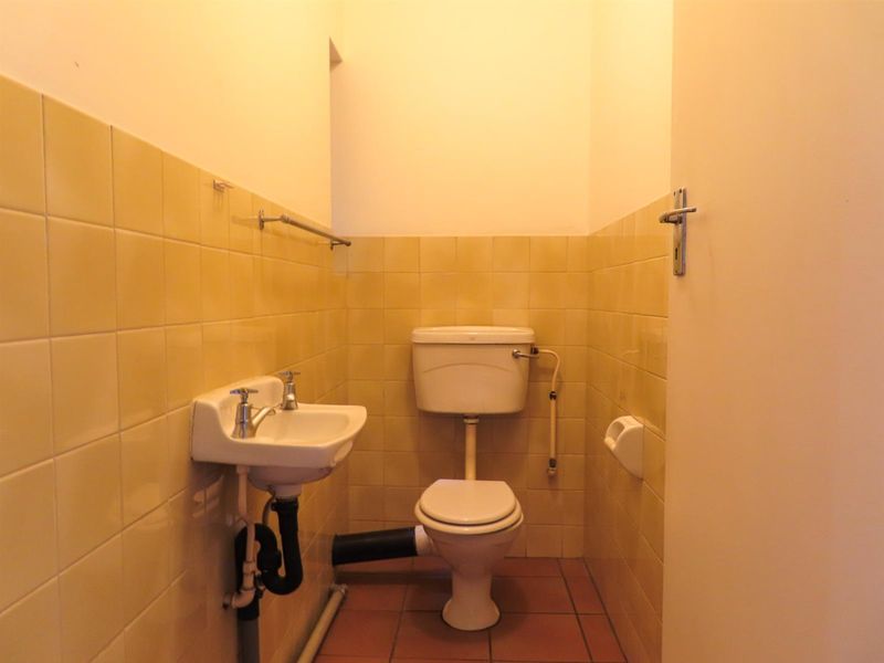 Lock-Up-and-Go 2 Bedroom Apartment with Balcony - Photo 9