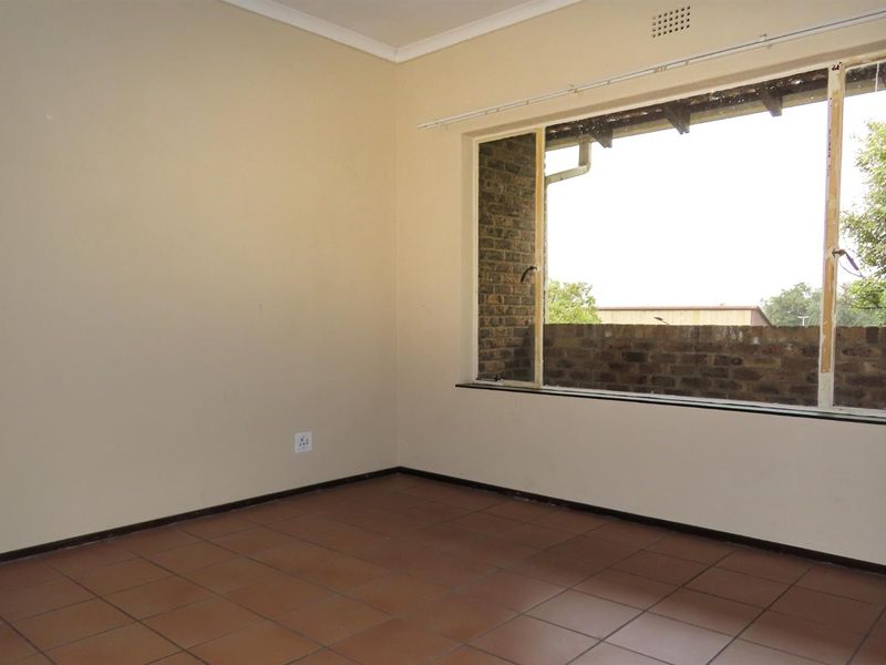 Sunny 2-Bedroom Home with Balcony in Well-Maintained Complex - Photo 6