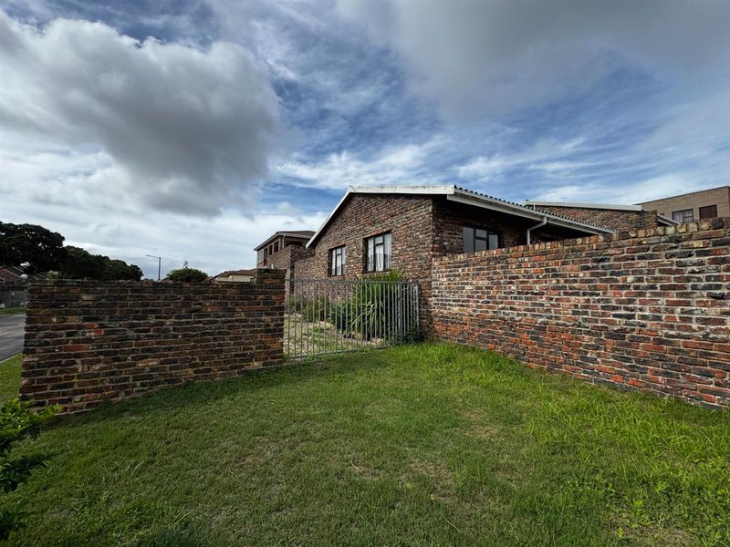 Two Homes on One Stand in Upper Heiderand - Exceptional Value and Rental Potential Pet-Friendly - Photo 3