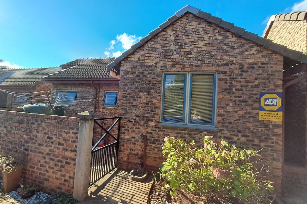 2 Bedroom Townhouse For Sale in Die Hoewes Centurion Gauteng - Photo 2