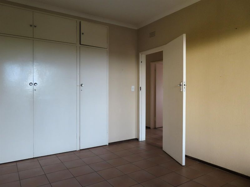 Comfortable 3 Bed, 1.5 Bath Home with Outdoor Balcony Space - Photo 9