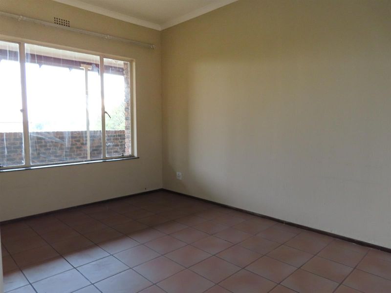 Comfortable 3 Bed, 1.5 Bath Home with Outdoor Balcony Space - Photo 8