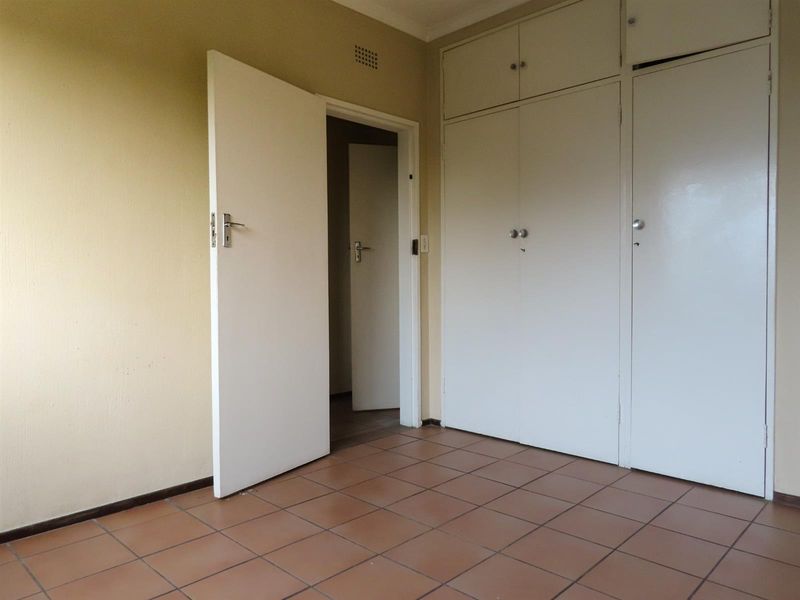 Comfortable 3 Bed, 1.5 Bath Home with Outdoor Balcony Space - Photo 6