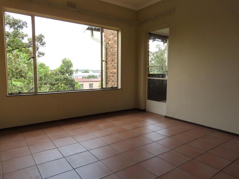 Comfortable 3 Bed, 1.5 Bath Home with Outdoor Balcony Space - Photo 7