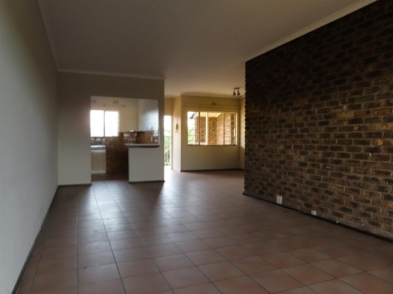 Comfortable 3 Bed, 1.5 Bath Home with Outdoor Balcony Space - Photo 3