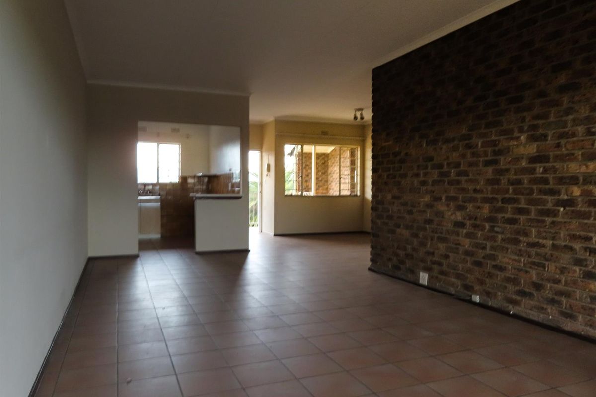 Comfortable 3 Bed, 1.5 Bath Home with Outdoor Balcony Space - Photo 3